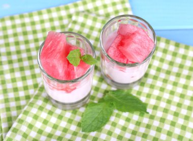 karpuz üzerinde ahşap masa yakın çekim gözlük kokteyl