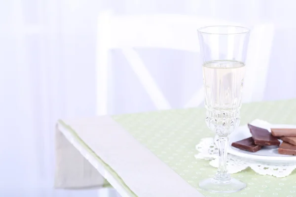 Bicchiere di champagne e cioccolato sul tavolo, da vicino — Foto Stock