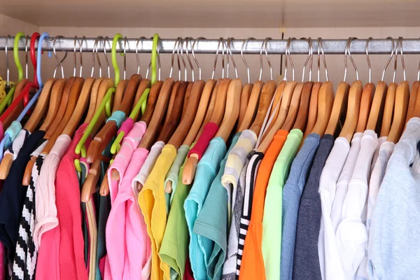 Kleurrijke kleding opknoping in de kast — Stockfoto