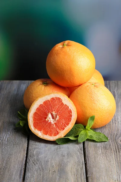 Rijp grapefruits op houten bord, op lichte achtergrond — Stockfoto