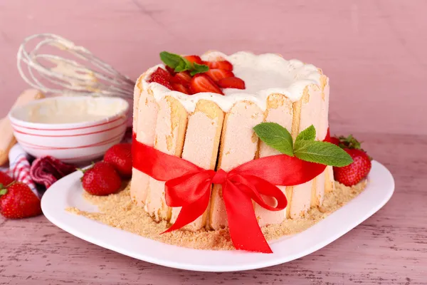 Gâteau savoureux Charlotte aux fraises fraîches sur table en bois — Photo