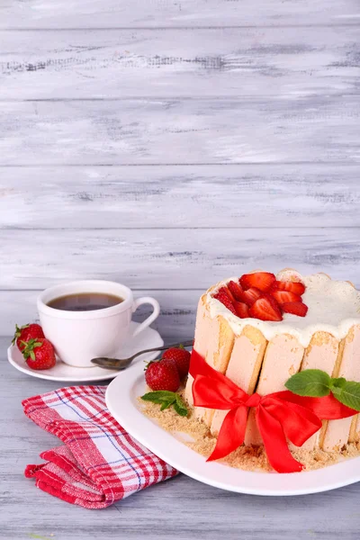 Tasty cake Charlotte with fresh strawberries on wooden table — Stock Photo, Image