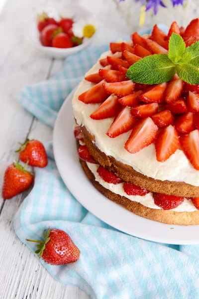 Νόστιμο μπισκότο τούρτα με φράουλες σε κοντινό πλάνο του πίνακα — Φωτογραφία Αρχείου