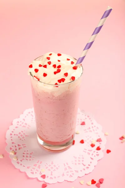 Delicioso batido na mesa — Fotografia de Stock