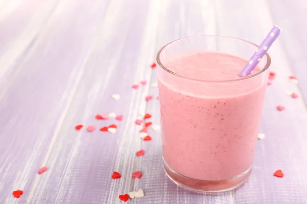 Delicioso batido na mesa — Fotografia de Stock