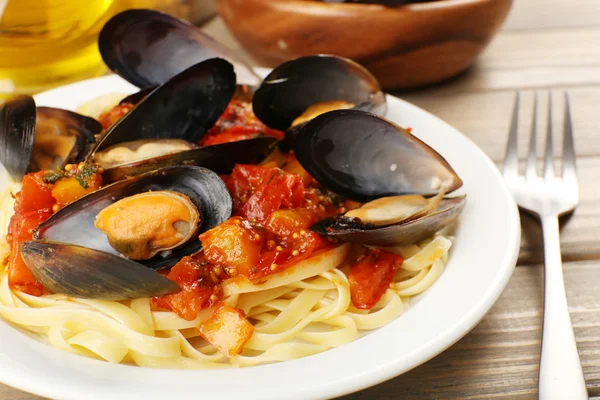 Tagliatelle saporite con cozze in tavola, da vicino — Foto Stock