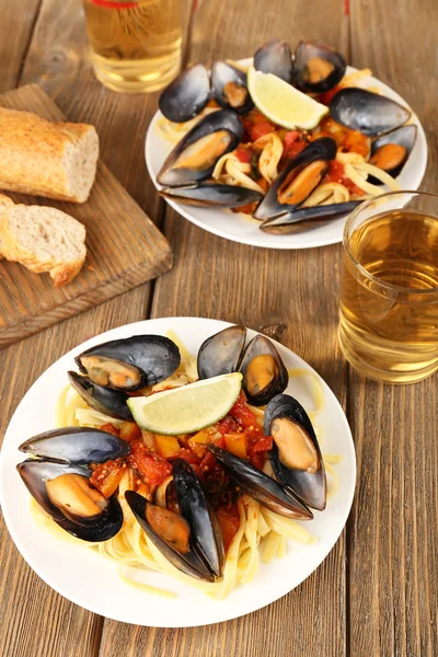 Macarrão saboroso com mexilhões na mesa, close-up — Fotografia de Stock