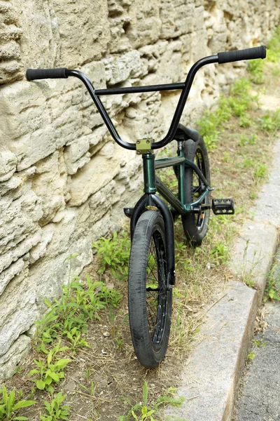 BMX велосипед в парке — стоковое фото