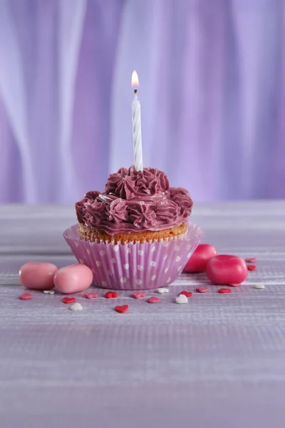 Leckere Cupcake auf dem Tisch, Nahaufnahme — Stockfoto