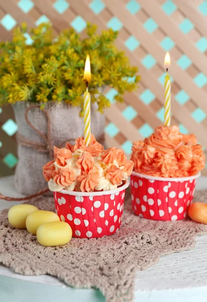 Asztal, ízletes cupcakes közelről — Stock Fotó