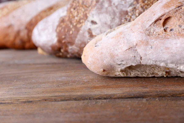 Świeży chleb na drewnianym tle — Zdjęcie stockowe