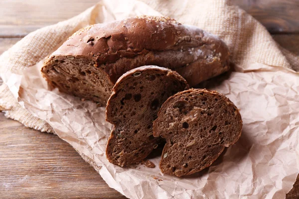 Pane fresco su fondo di legno — Foto Stock