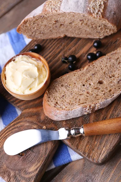 Fersk toast med hjemmelaget smør og solbærsyltetøy på trebakgrunn – stockfoto