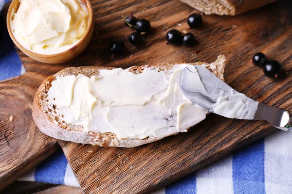 Taze ekmek ile ev yapımı tereyağı ve blackcurrant jam ahşap arka plan üzerinde — Stok fotoğraf