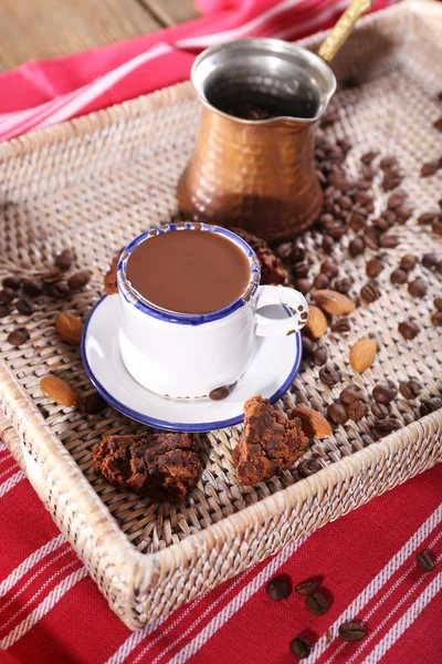 Tazza di cioccolata calda sul tavolo, primo piano — Foto Stock