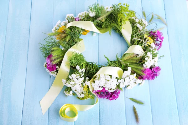 Flower wreath on wooden background — Stock Photo, Image