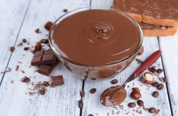 Crema di cioccolato dolce in ciotola sul tavolo primo piano — Foto Stock