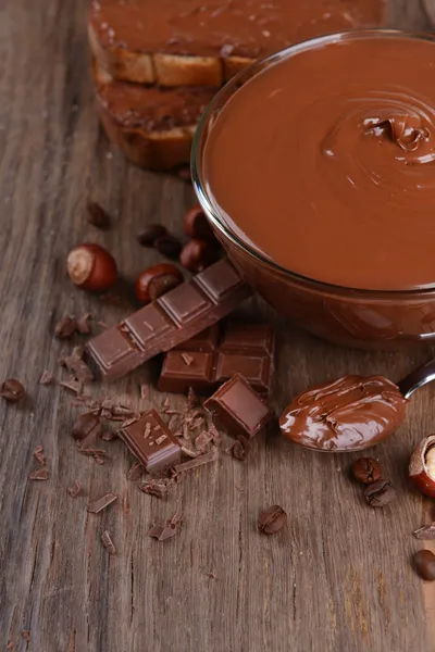 Crema de chocolate dulce en tazón en primer plano de la mesa — Foto de Stock