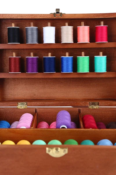 Hilos de colores para la costura en caja de madera de cerca —  Fotos de Stock