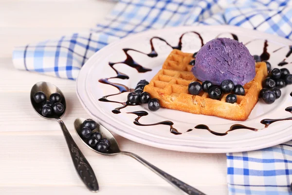 Deliciosos gofres belgas con helado sobre mesa de madera — Foto de Stock