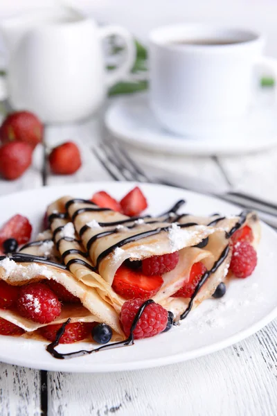 Delicious pancakes with berries on table close-up — Stock Photo, Image