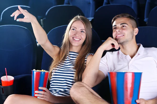 Casal assistindo filme no cinema — Fotografia de Stock