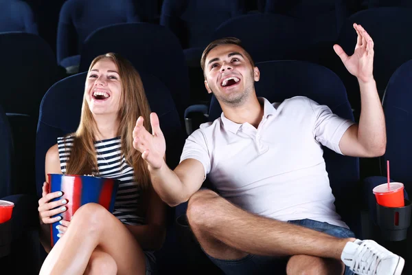 Paar schaut Film im Kino — Stockfoto