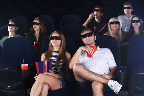 Pessoas assistindo filme no cinema — Fotografia de Stock