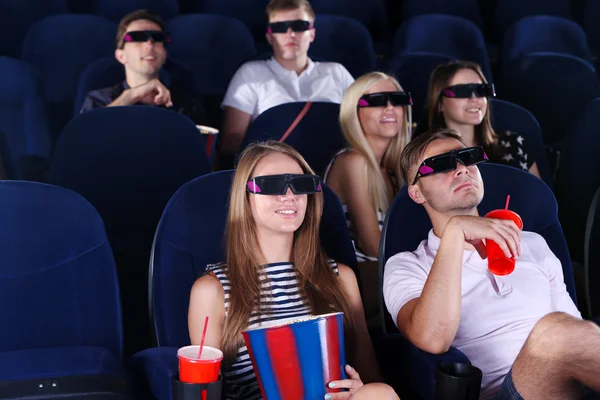Menschen sehen Film im Kino — Stockfoto