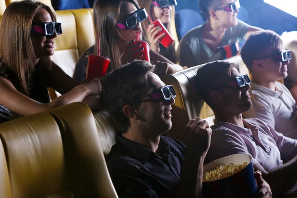 Gente viendo películas en el cine —  Fotos de Stock