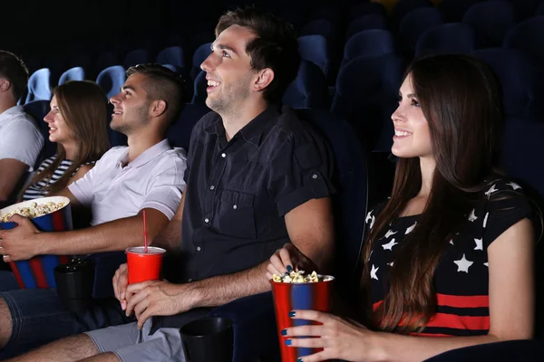 Gente viendo películas en el cine —  Fotos de Stock