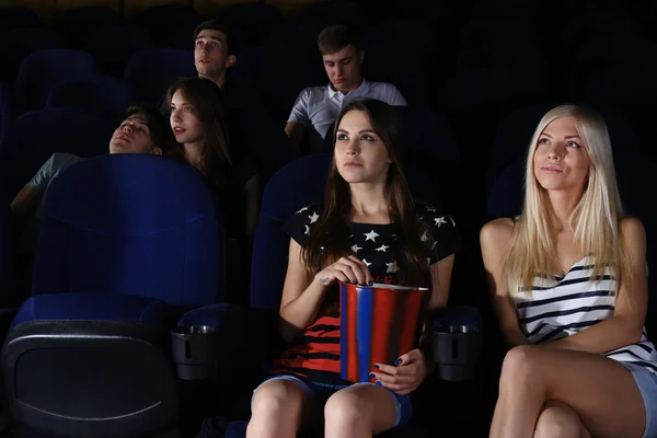 Mensen die films kijken in de bioscoop — Stockfoto