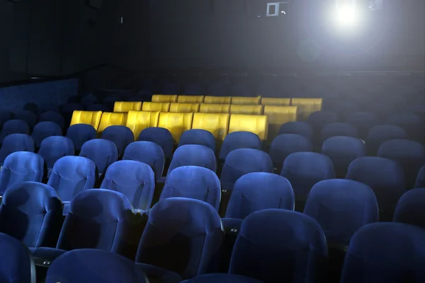 Lege comfortabele stoelen in de bioscooprahat koltuklarda boş: sinema — Stok fotoğraf
