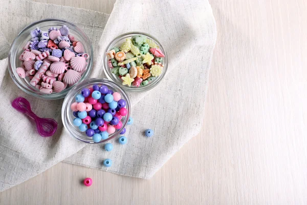 Kit de perles de différentes formes pour enfants sur une serviette — Photo
