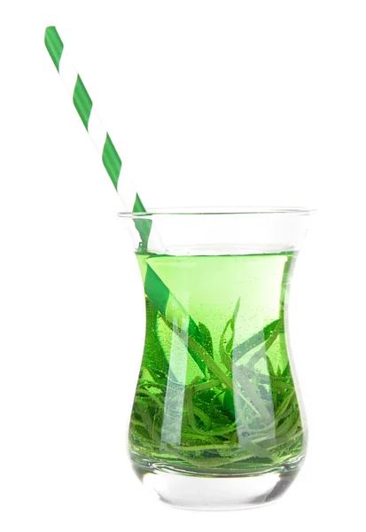Estragon drink med röret isoleras på vitt glas — Stockfoto