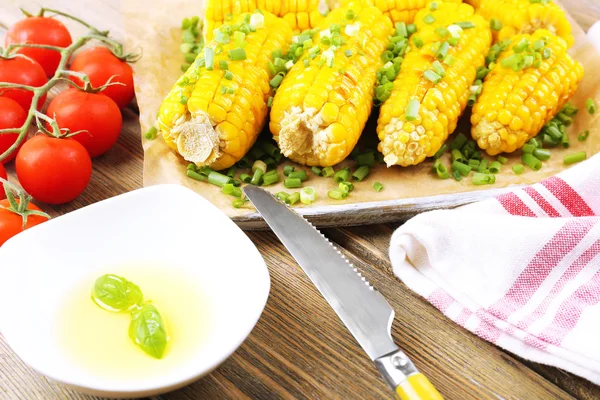 Gegrilde maïskolven op tafel, close-up — Stockfoto