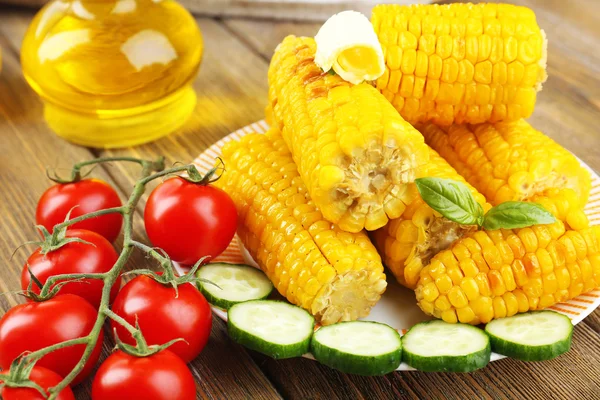 Gegrilde maïskolven op tafel, close-up — Stockfoto