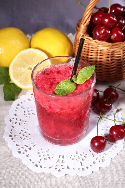 Frischer kalter Kirschcocktail mit Minze und Zitrone — Stockfoto