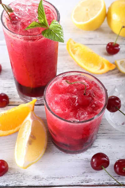 Свіжий холодний вишневий коктейль з м'ятою, льодом та лимоном — стокове фото