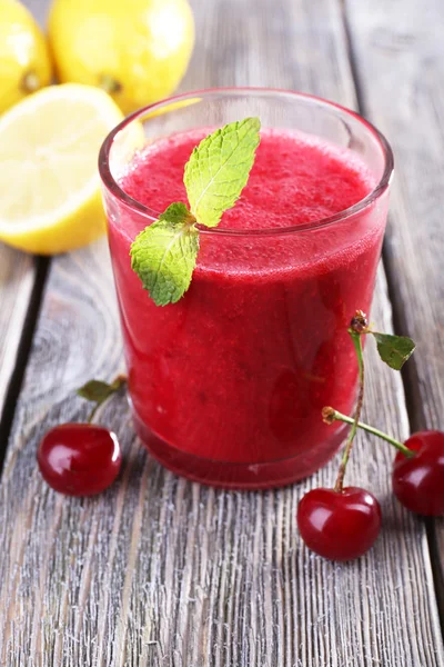 Verse koude cherry cocktail met munt en citroen — Stockfoto