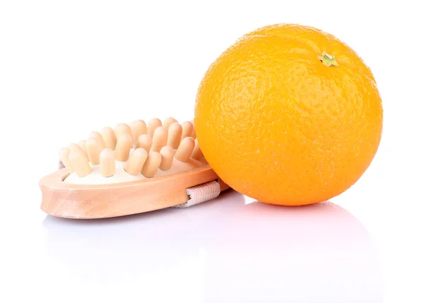 Naranja fresco y un pincel sobre fondo blanco aislado —  Fotos de Stock