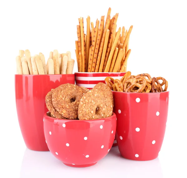 Palos y galletas en taza roja y tazón blanco sobre fondo blanco aislado —  Fotos de Stock