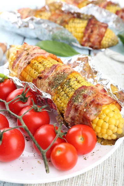 Tocino a la parrilla envuelto maíz en la mesa, primer plano — Foto de Stock