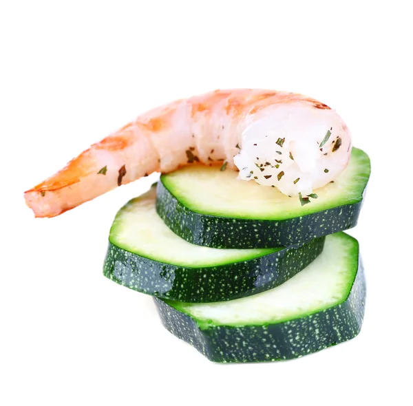 Crevettes fraîches bouillies avec avocat sur fond blanc isolé — Photo