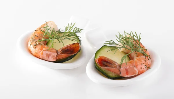 一片鳄梨和早午餐的莳萝在一个小的椭圆形碗与孤立的白色背景上的句柄的新鲜水煮的大虾 — 图库照片
