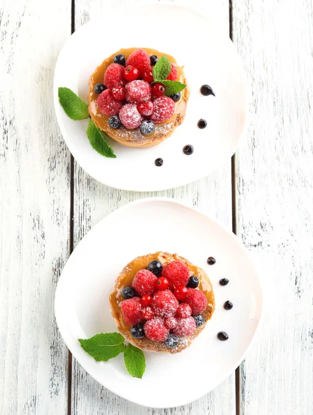 Dolci torte con bacche sul tavolo primo piano — Foto Stock