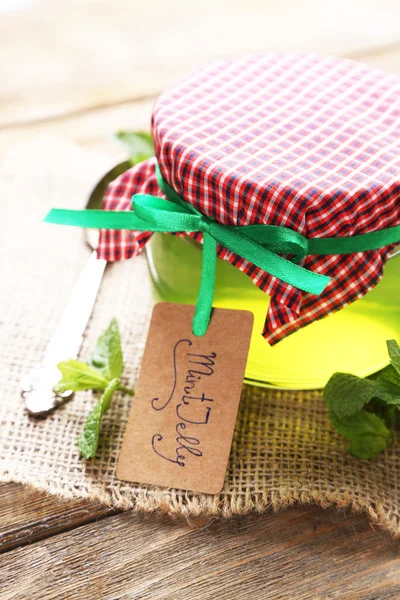 Zelfgemaakte mint jelly in glazen pot, op houten achtergrond — Stockfoto