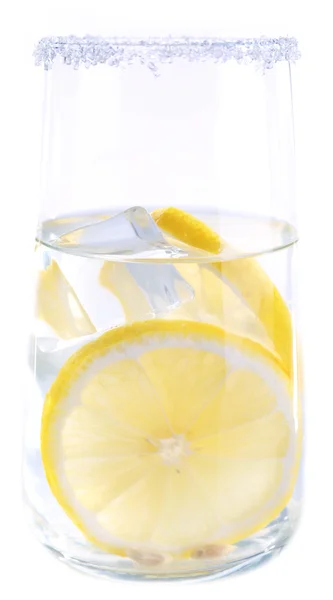 Vaso de agua con limón sobre fondo blanco aislado — Foto de Stock