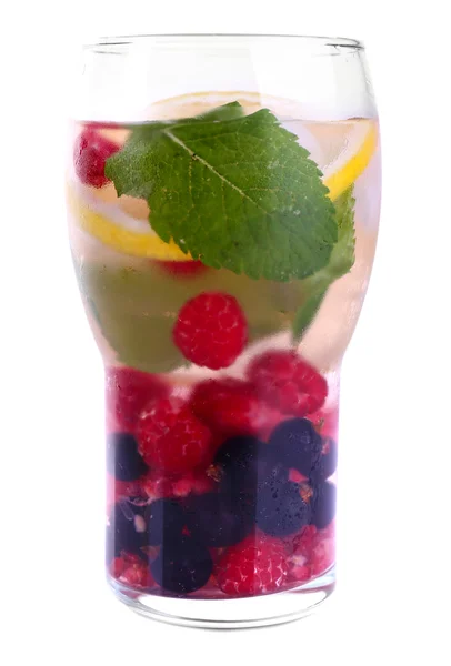 Sklo Berry koktejl s mátou na bílém pozadí, samostatný — Stock fotografie