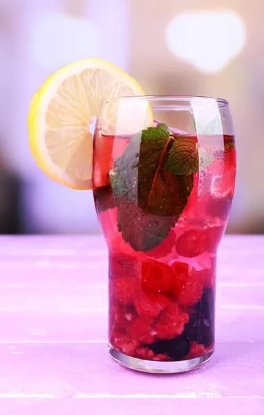 Glas kalte Beeren-Cocktail mit Zitrone auf Holztisch — Stockfoto